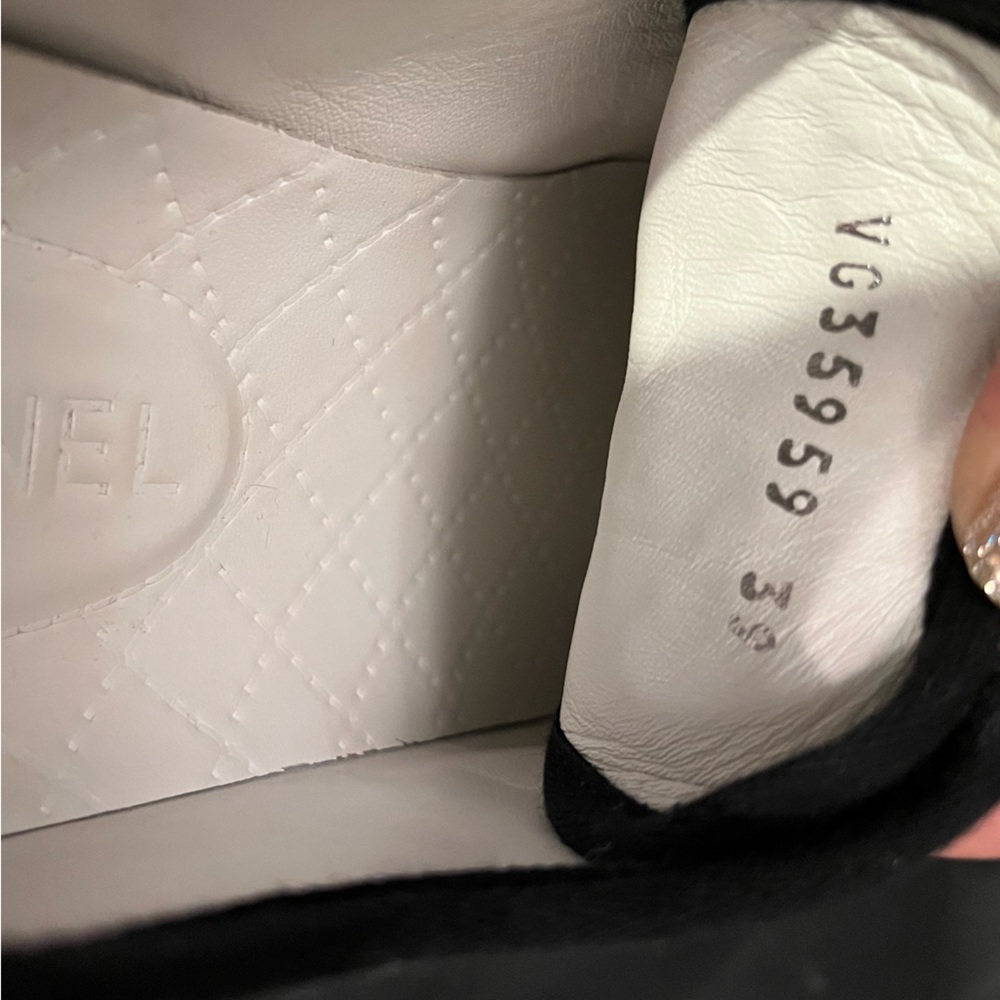 Pre loved Chanel black and white graffiti, logo lowtop sneakers, (39). - Picture 11 of 12